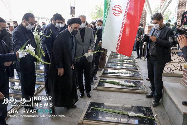 گلزار شهدای وادی رحمت همزمان با هفته دولت غبارروبی شد
