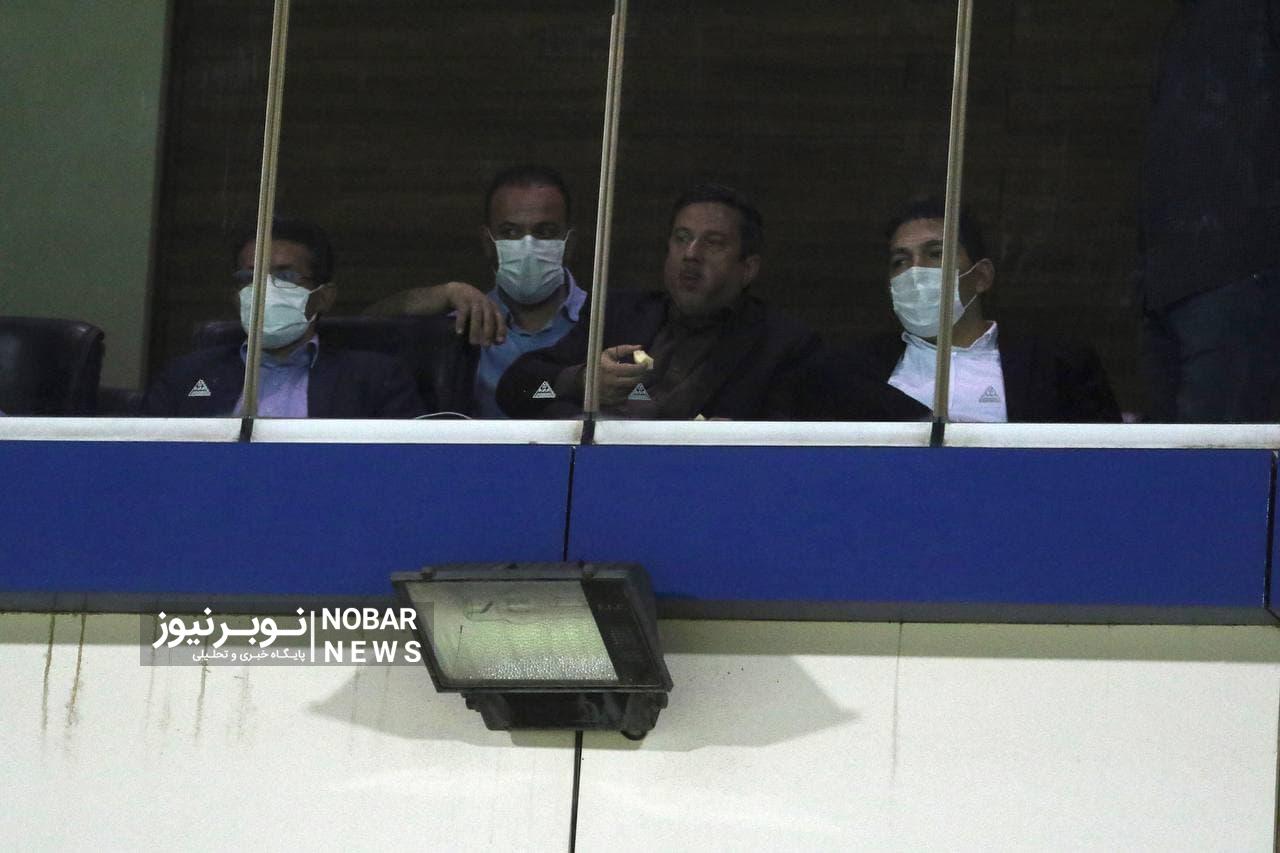 تماشای شکست به صرف شیرینی و میوه + عکس