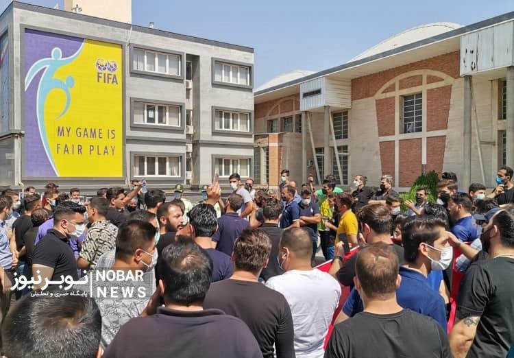 تجمع هواداران تراکتور مقابل هیئت فوتبال