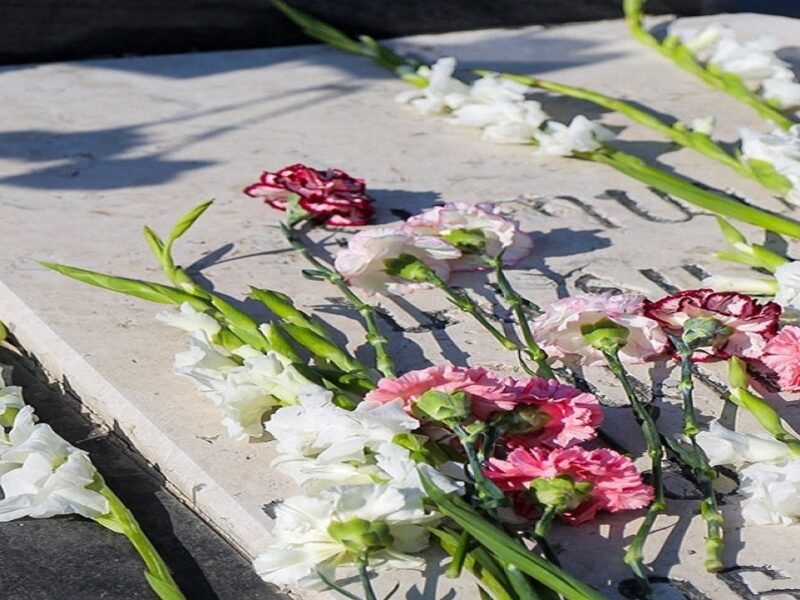 غبارروبی و گلباران مزار شهدای ارامنه در تبریز